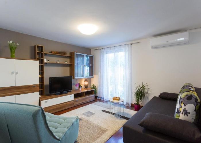 Apartments Lidija - sea view apartment with exclusive right of using hot tub or split level apartment with exclusive right of using pool