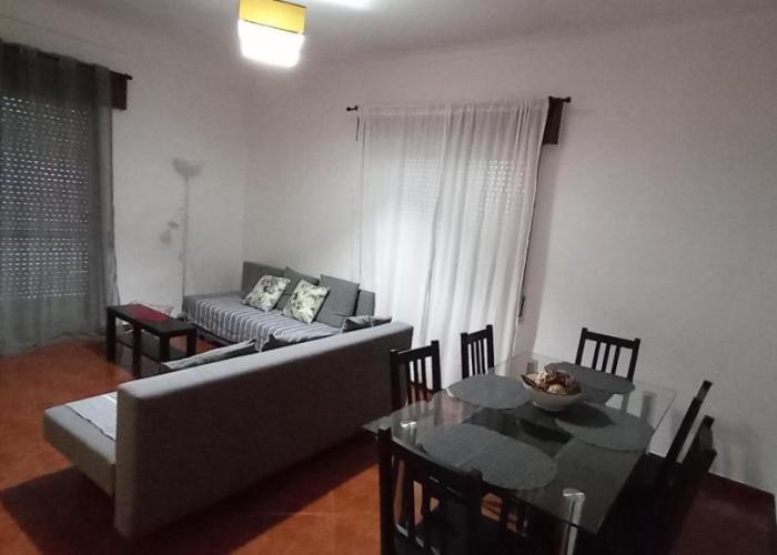 Spacious Central 2 Bedroom Apartment