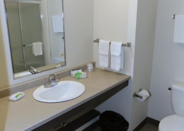 Crossroads Inn & Suites