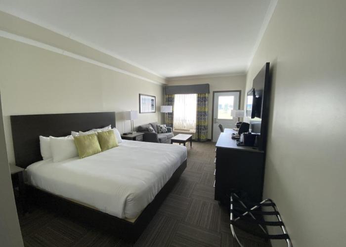 Crossroads Inn & Suites