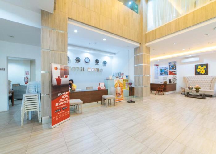 RedDoorz Plus near Gaisano Mall Kalibo - Vaccinated Staff