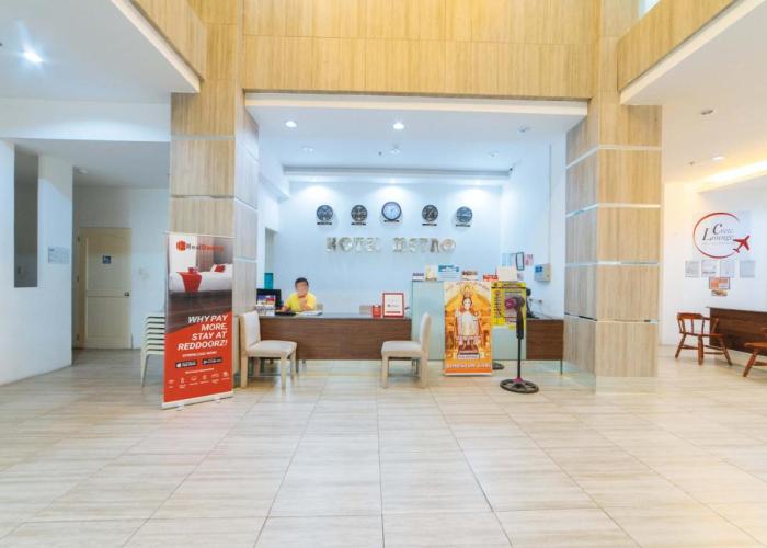 RedDoorz Plus near Gaisano Mall Kalibo - Vaccinated Staff