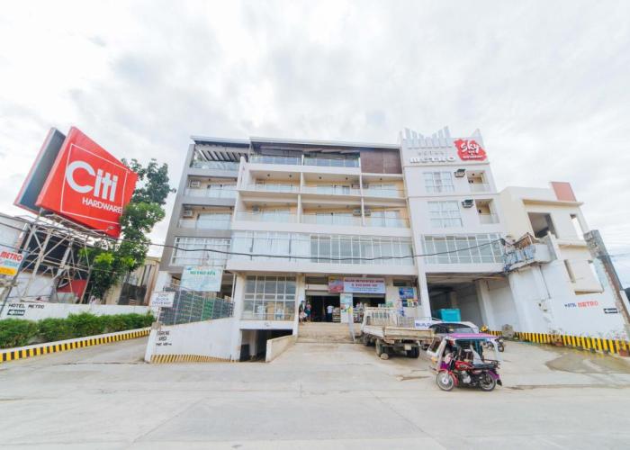 RedDoorz Plus near Gaisano Mall Kalibo - Vaccinated Staff