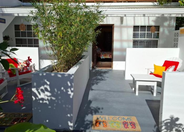Amanda's Studios - pool and tropical garden