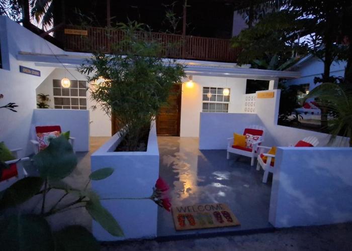 Amanda's Studios - pool and tropical garden