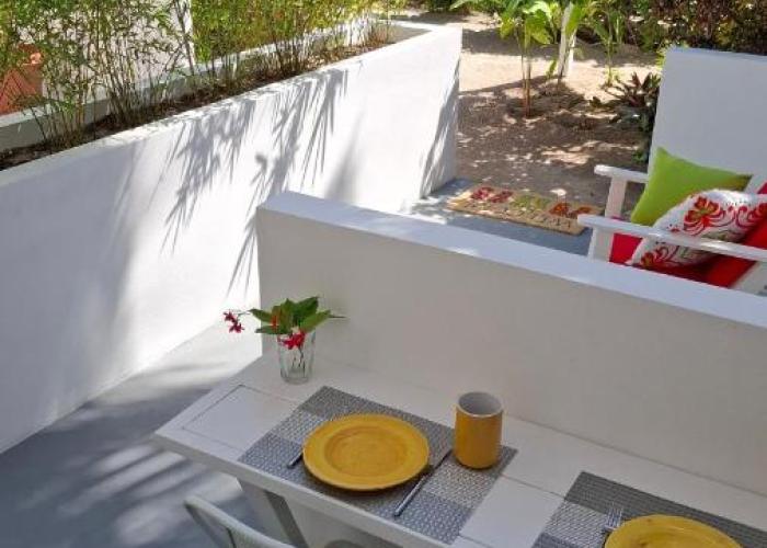 Amanda's Studios - pool and tropical garden