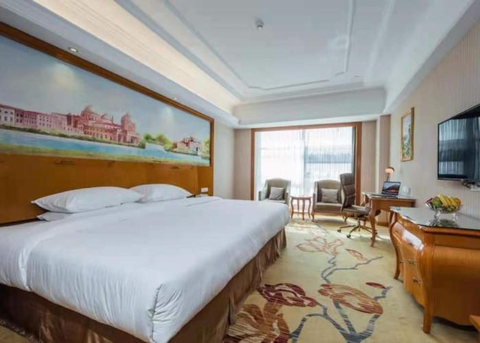 Vienna International Hotel Xinyang Yangshan New District