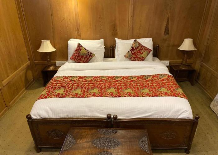 Nazneen Group Of Houseboats
