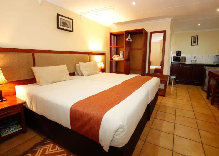 Mokoro Lodge