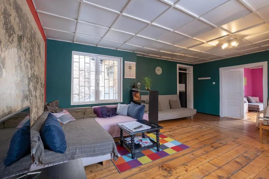 фото Cool Central Apartment