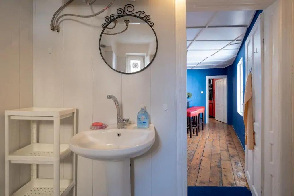 фото Cool Central Apartment