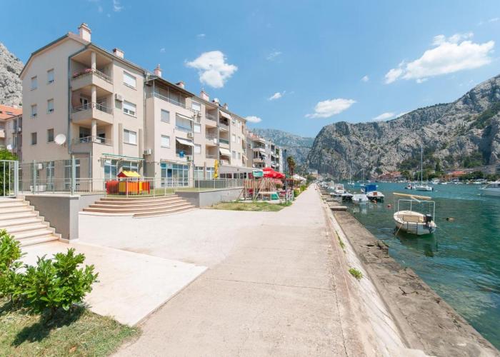 Modern new flat next to river Cetina
