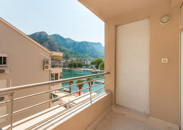 Modern new flat next to river Cetina