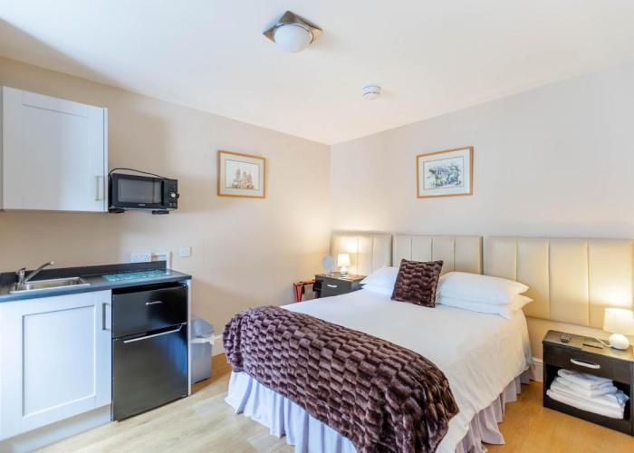 Roger Ground Guest House - with Onsite Car Parking