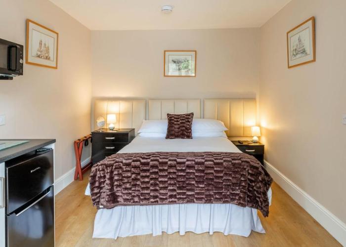 Roger Ground Guest House - with Onsite Car Parking