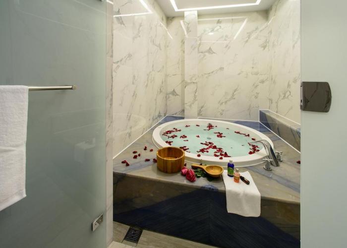 Chen He Spa Motel