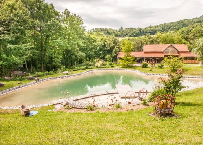 Country house with a pool in Medvednica Nature Park