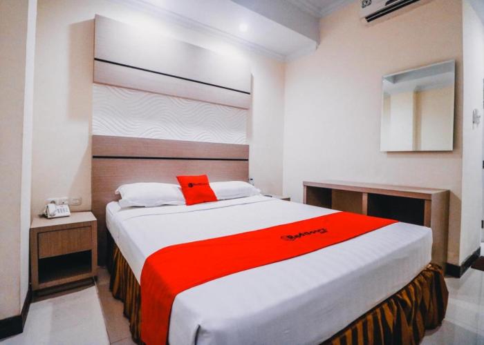 Reddoorz Plus near Makassar Town Square