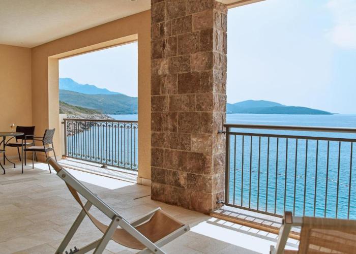 Lustica Bay