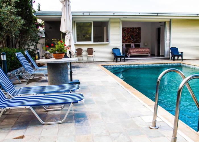 Idyllic studio with private pool