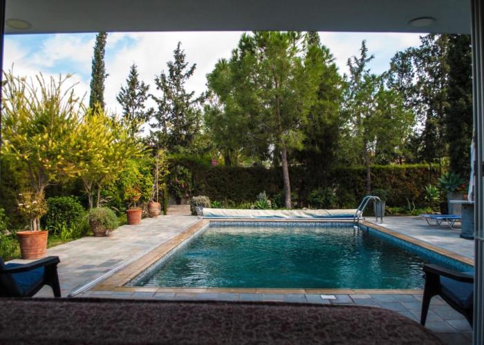 Idyllic studio with private pool