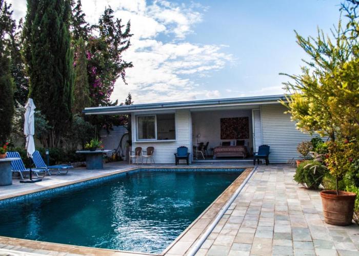 Idyllic studio with private pool
