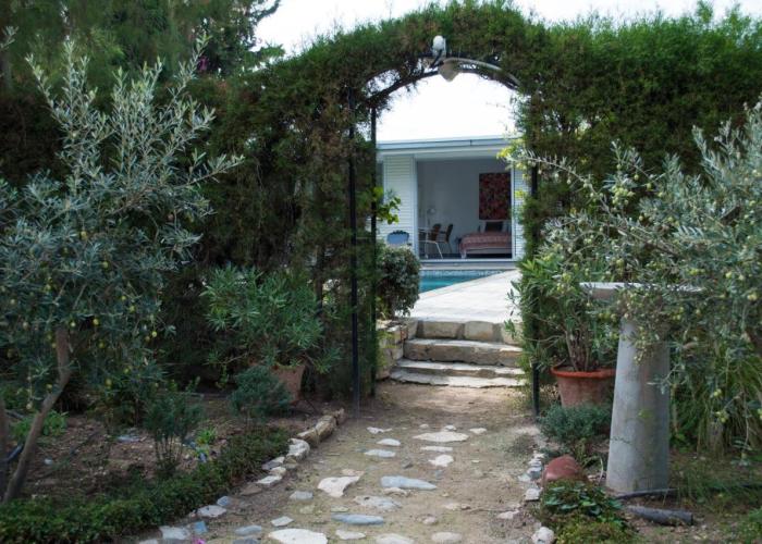 Idyllic studio with private pool