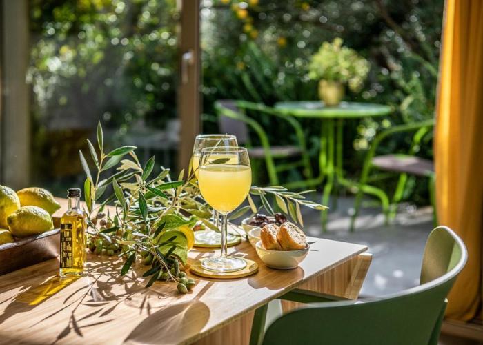 Olive Lemon Biophilic House & Lush Forest Garden