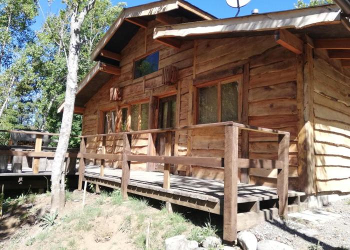 Cabaña rústica 2 maravillosa,con troncos nativos, con orilla de Río Trancura