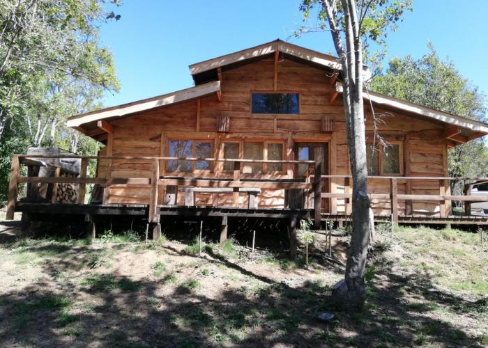 Cabaña rústica 2 maravillosa,con troncos nativos, con orilla de Río Trancura