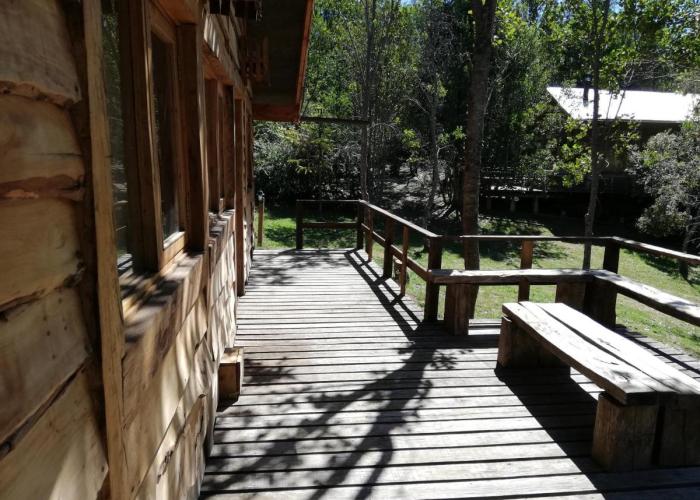 Cabaña rústica 2 maravillosa,con troncos nativos, con orilla de Río Trancura
