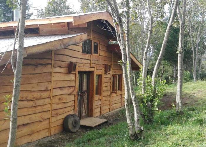 Cabaña rústica 2 maravillosa,con troncos nativos, con orilla de Río Trancura