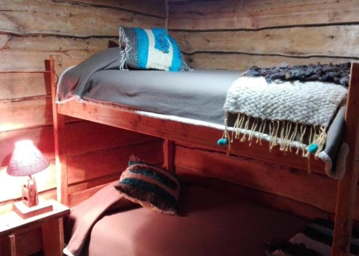 Cabaña rústica 2 maravillosa,con troncos nativos, con orilla de Río Trancura