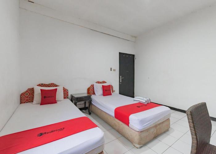 RedDoorz near Alun Alun Kota Sukabumi