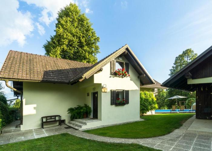 Holiday House in Nature with Pool, Pr Matažič