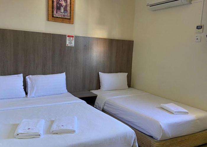 HOTEL AMBASSADOR 1