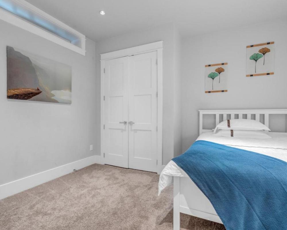 фото Vancouver West Cozy Retreat by Host Launch