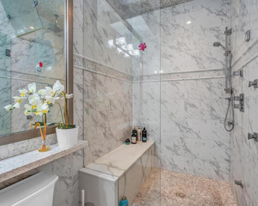 фото Vancouver West Cozy Retreat by Host Launch