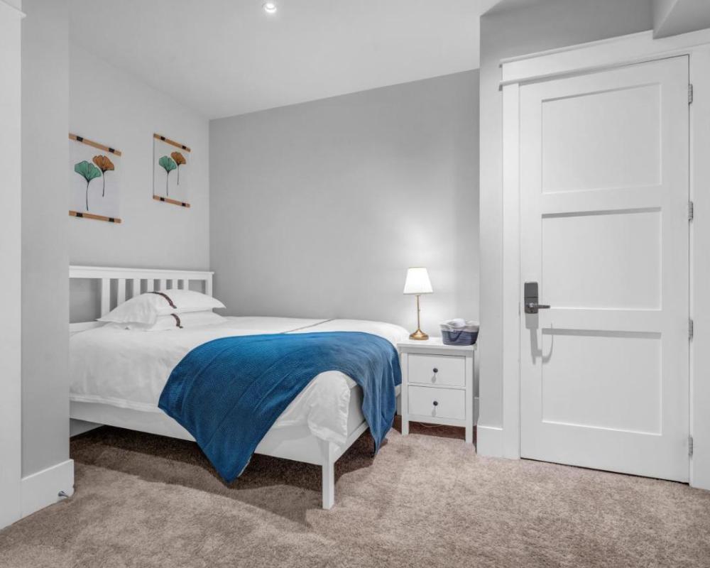 фото Vancouver West Cozy Retreat by Host Launch