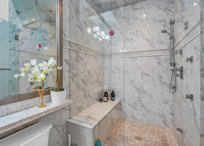 Vancouver West Cozy Retreat by Host Launch