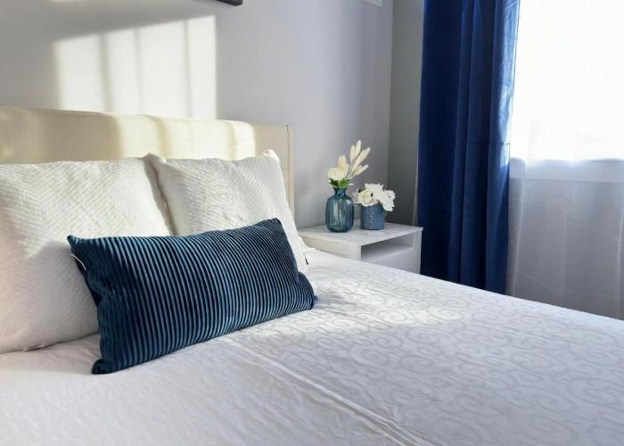 Vancouver West Cozy Retreat by Host Launch