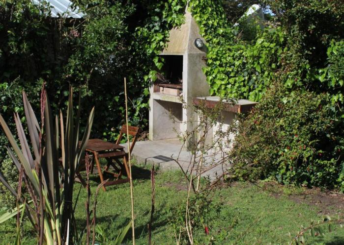casita moderna frente al bosque