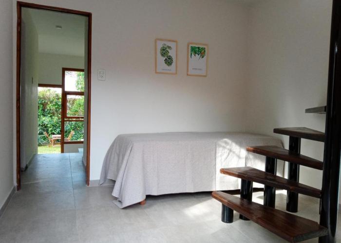 casita moderna frente al bosque