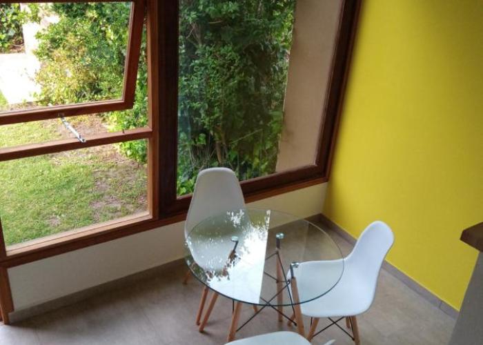 casita moderna frente al bosque
