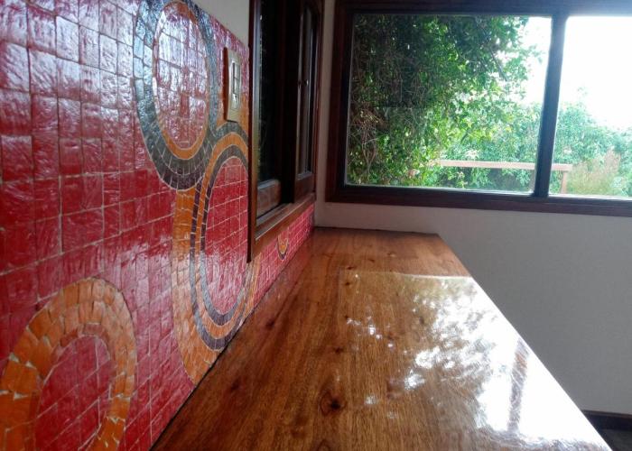 casita moderna frente al bosque