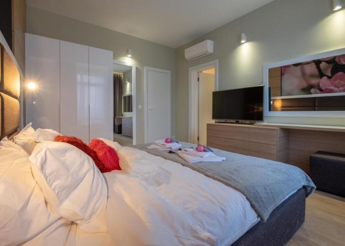 Vitosha Blvd Luxury 2-Bedroom, 2-Bathroom with Balcony