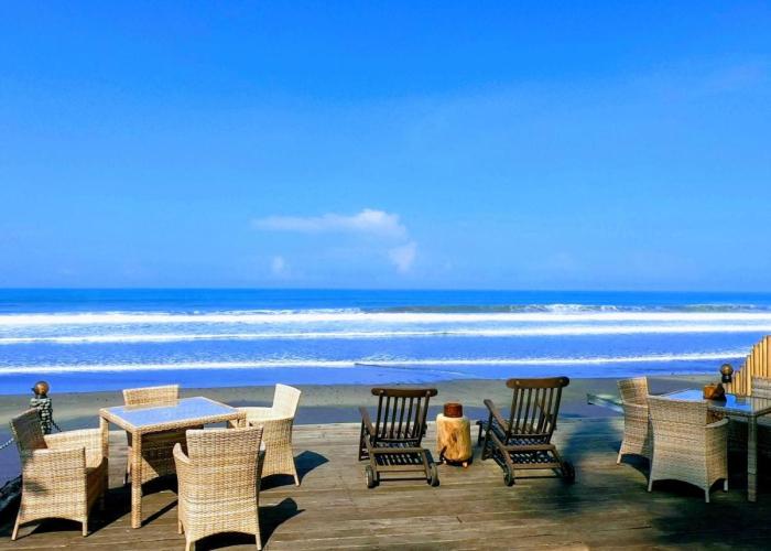 Beachfront Villa Nixie and the Sea