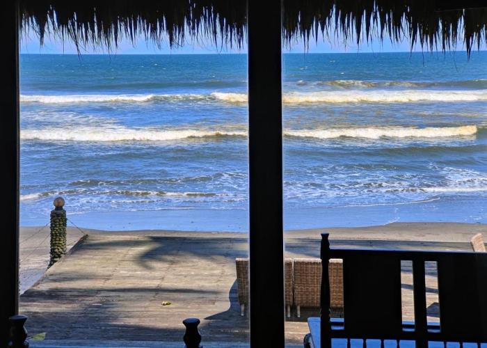 Beachfront Villa Nixie and the Sea