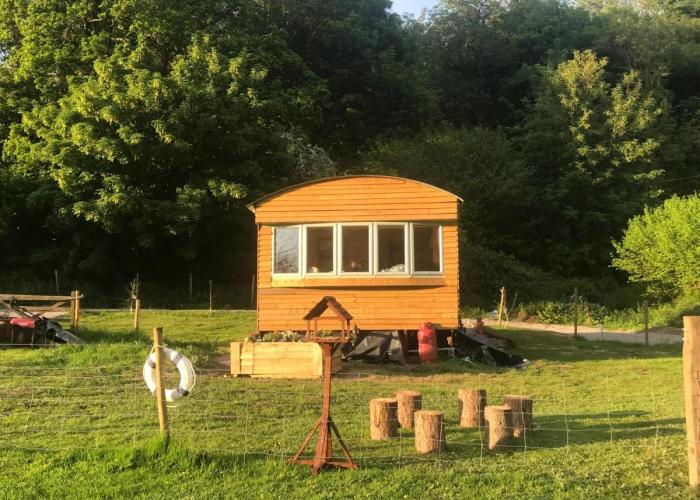 Shepherds Huts Ham Hill, 2 double beds, Bathroom, Lounge, Diner, Kitchen, dog friendly, Looking out to lake