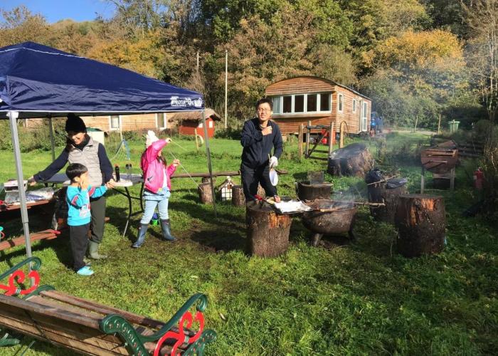 Shepherds Huts Ham Hill, 2 double beds, Bathroom, Lounge, Diner, Kitchen, dog friendly, Looking out to lake